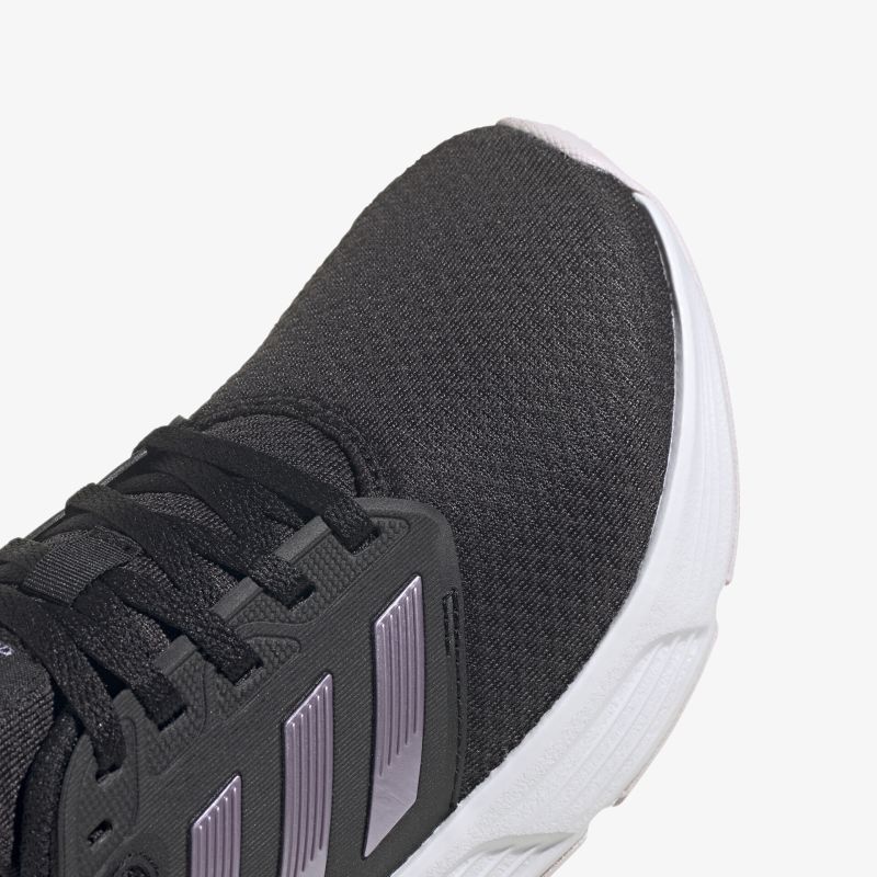 Moderner Sneaker in Schwarz mit bequemer Passform und stilvollem Design für ultimativen Komfort.