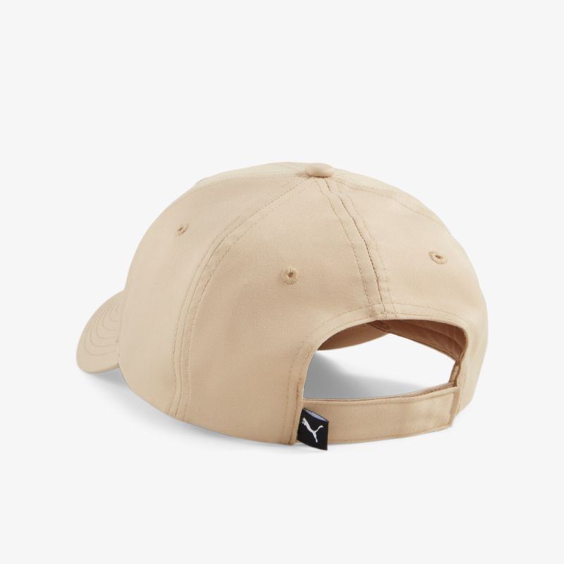 Einfache beige Kappe mit verstellbarem Riemen, ideal für Alltag und Freizeitaktivitäten.