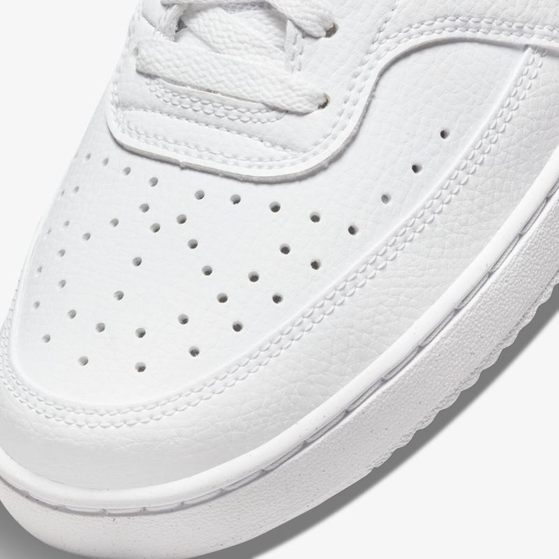 Moderner weißer Turnschuh mit perforiertem Obermaterial für Atmungsaktivität und maximalen Komfort.