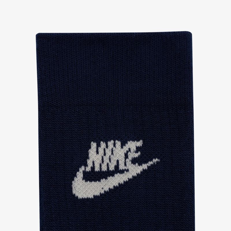 Blaue Sportsocke mit ikonischem Logo, ideal für sportliche Aktivitäten und täglichen Komfort.