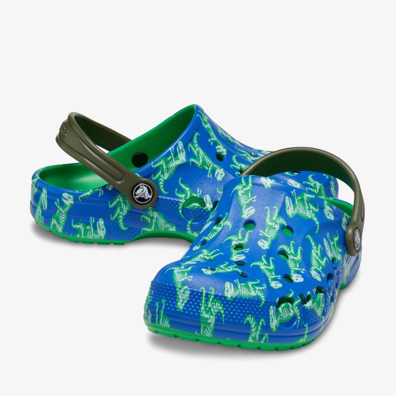 Blaue Clogs mit grünen Dino-Mustern und verstellbarem Riemen, ideal für Freizeit und Outdoor-Abenteuer.