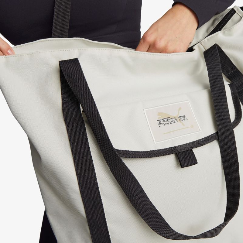 Geräumige, stilvolle Tasche mit robusten schwarzen Trägern und praktischem Design für Alltag und Freizeit.