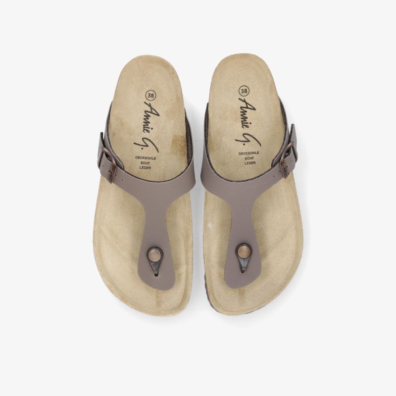 Komfortable beige Zehensteg-Sandalen mit gepolsterter Innensohle und verstellbarem Riemen, ideal für angenehmes Tragegefühl