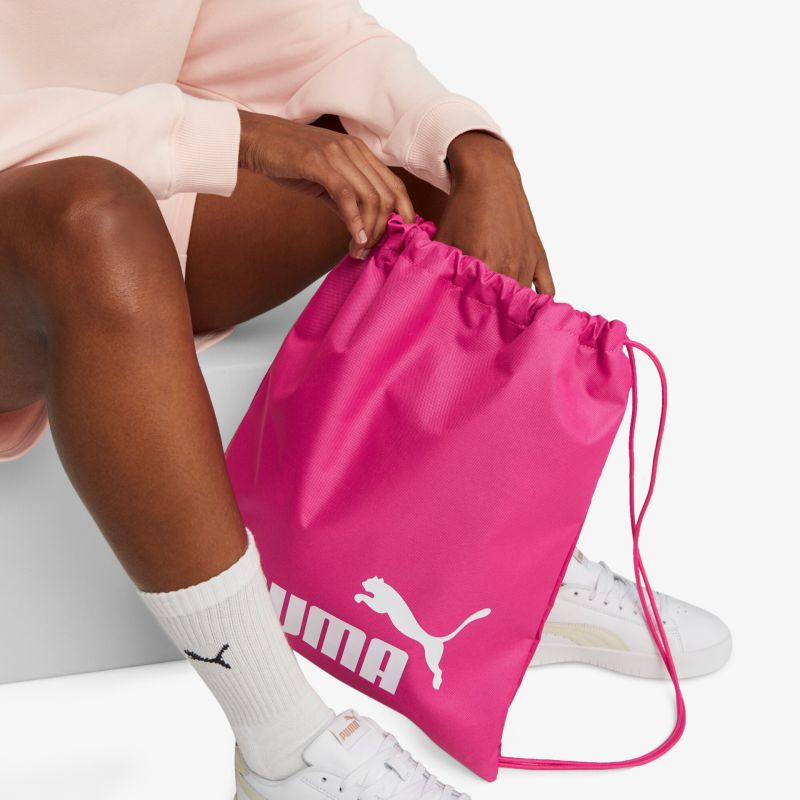 Sportlicher pinker Beutel mit Kordelzug und Puma-Logo, ideal für Freizeit und Sportaktivitäten.