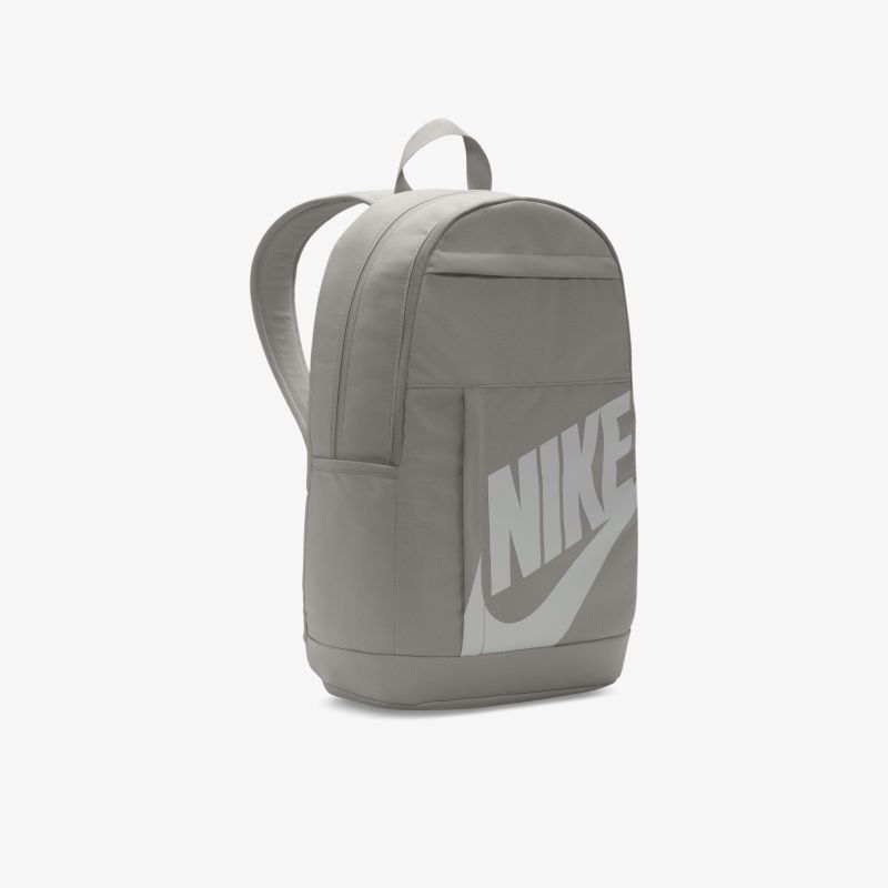 Grauer Nike Rucksack in 3/4 Ansicht mit großer Fronttasche und gepolsterten Trägern