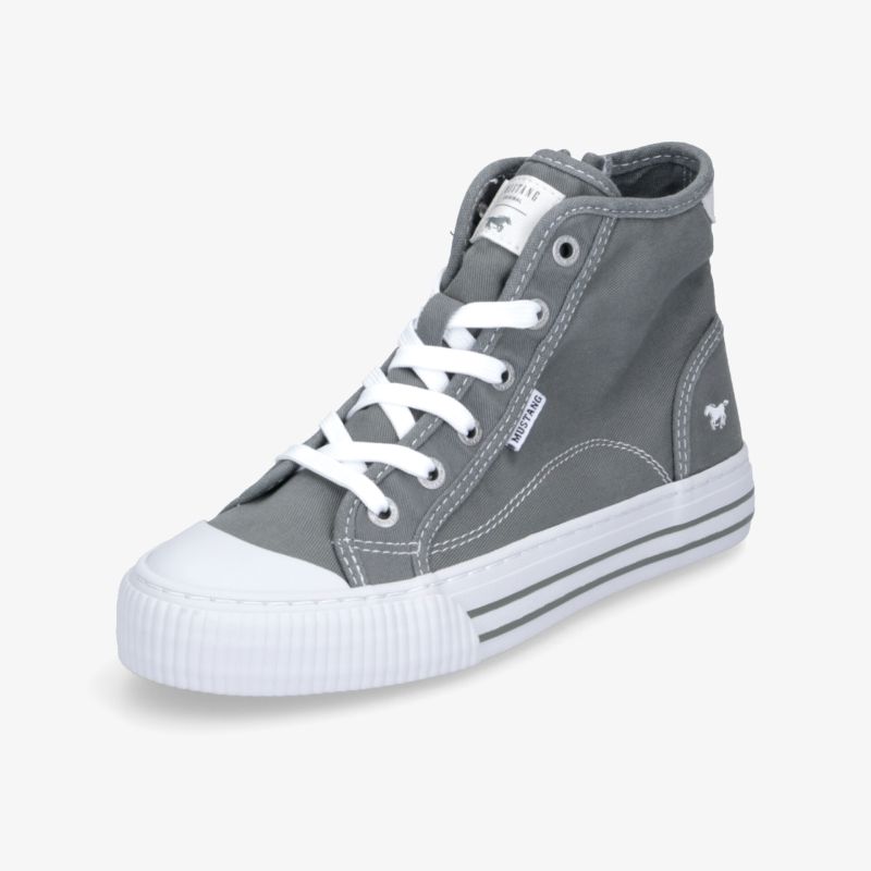 Eleganter grauer hoher Sneaker mit weißen Schnürsenkeln und robuster weißer Gummisohle im schräg vorderen Blickwinkel