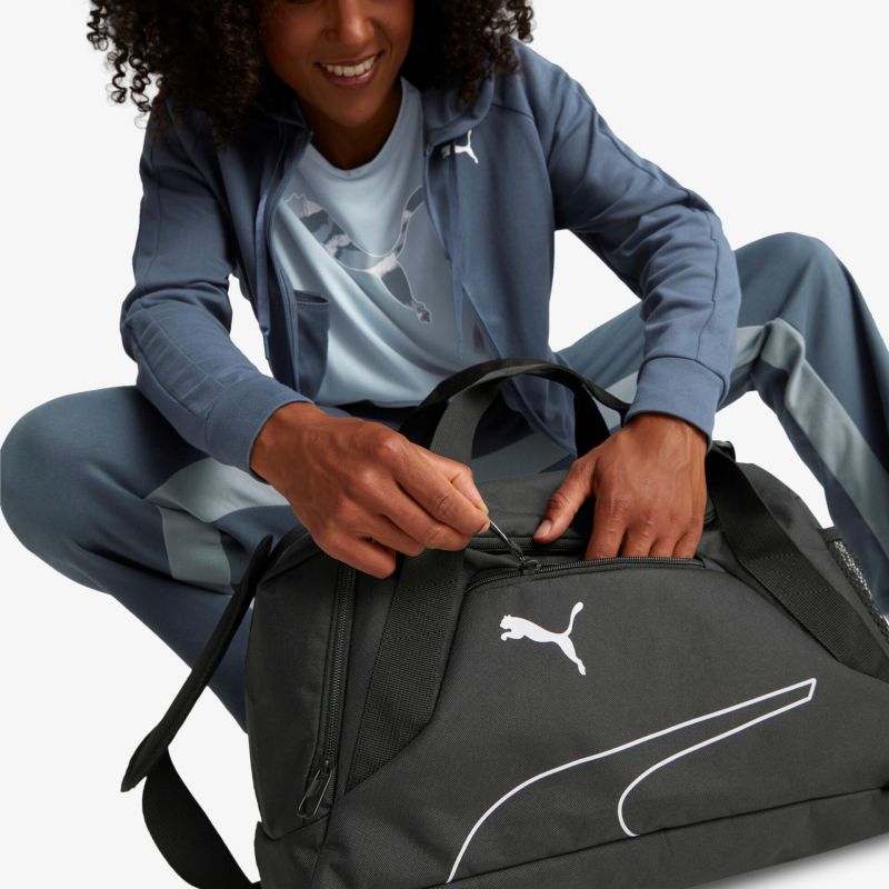 Geräumige Sporttasche mit stilvollem Design und praktischem Markenlogo-Verschluss.