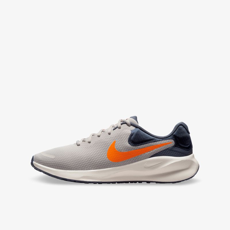 Moderner grauer Laufschuh mit orangem Nike-Logo, leichter, atmungsaktiver Schuh für hohen Tragekomfort