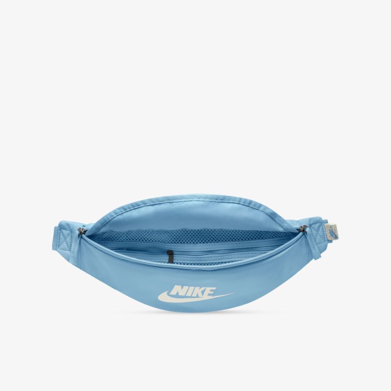 Blaue Nike Gürteltasche mit weißen Logo, ideal für Freizeitausflüge und sportliche Aktivitäten, geräumig und stilvoll.