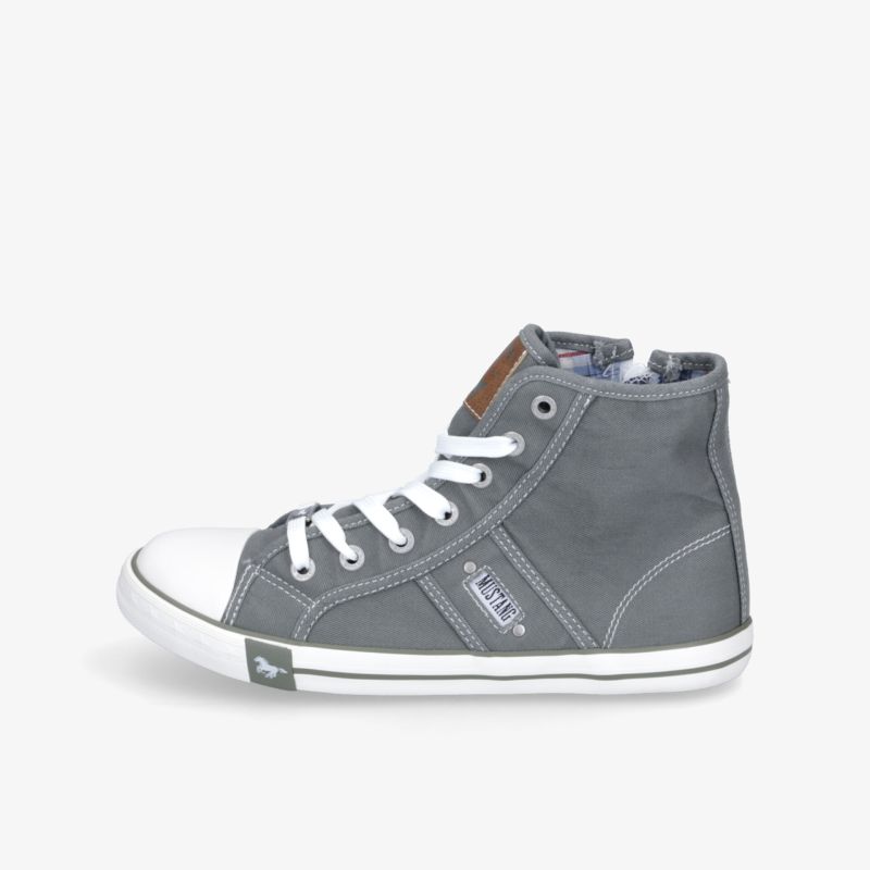 Moderner grauer Sneaker mit hohem Schaft, weißen Schnürsenkeln und robuster Sohle für lässigen Komfort