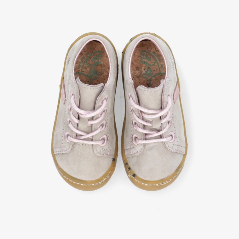 Beige Schnürschuhe im Lederlook mit robuster Sohle, ideal für Komfort und Stil.
