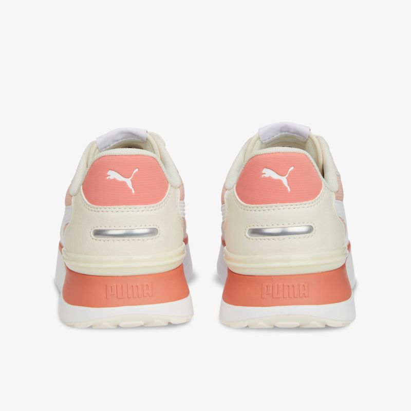 Stilvolle Puma Sneakers in Beige und Orange von hinten betrachtet mit modernem Design.