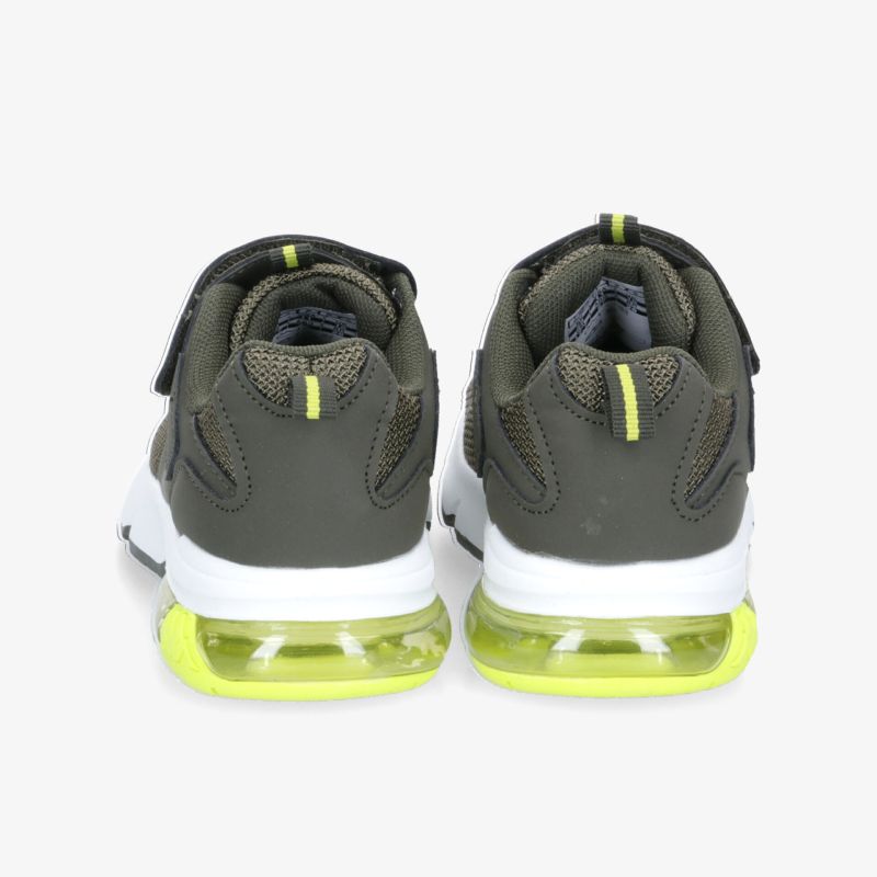 Rückansicht stylische Sneaker mit grüner Air-Sohle und modernem Design, optimaler Tragekomfort