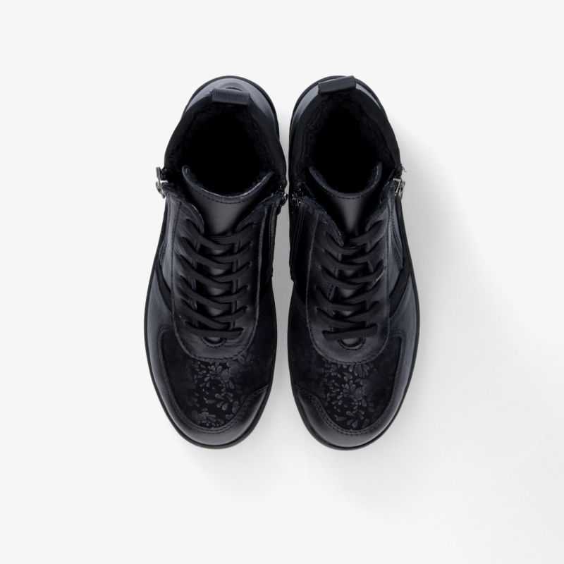 Elegante schwarze Lederschnürschuhe, die modischen Komfort und Stil vereinen