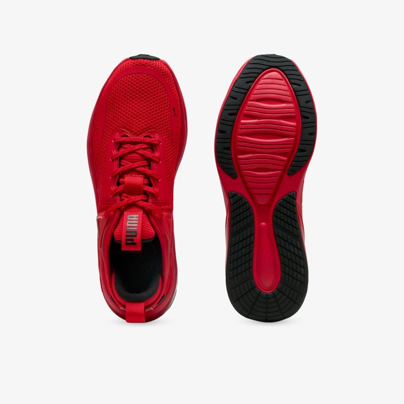 Roter Sportschuh mit atmungsaktivem Material und rutschfester, robuster Sohle, Ansicht von oben und der Sohle