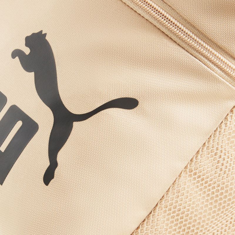 Detailaufnahme eines beigen Rucksacks mit modernem Design und markantem Logo.
