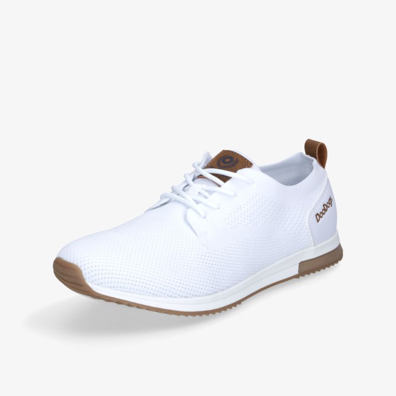 Weißer leichter Sneaker mit atmungsaktivem Material und flexibler Sohle in moderner schräg vorne Ansicht