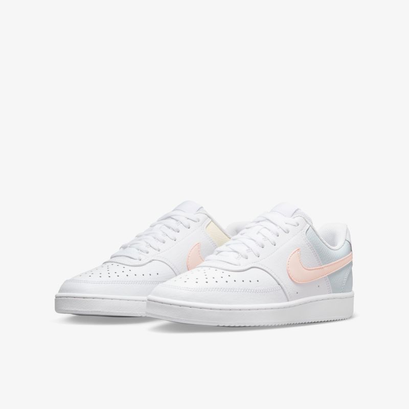 Elegante weiße Sneaker mit zartem orangefarbenen Akzent ideal für jeden Anlass.