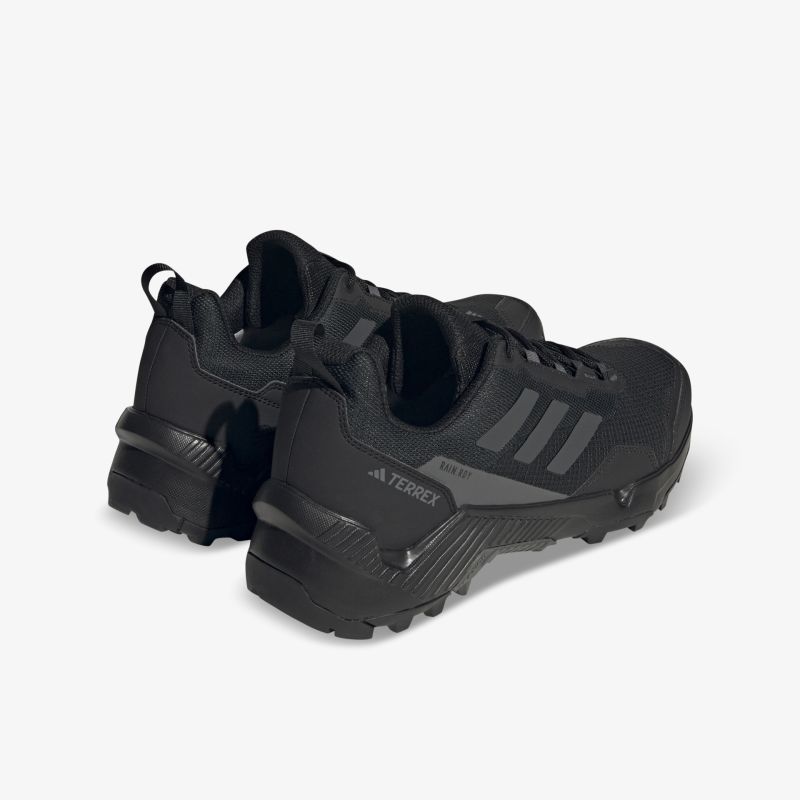 Robuste und bequeme schwarze Schuhe mit rutschfester Sohle für sportliche Aktivitäten.
