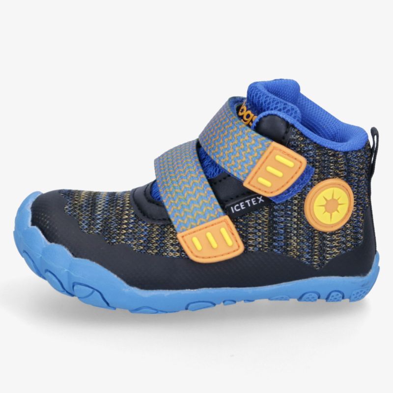 blauer Sneaker mit Klettverschlüssen und flexibler, rutschfester Sohle für optimalen Tragekomfort