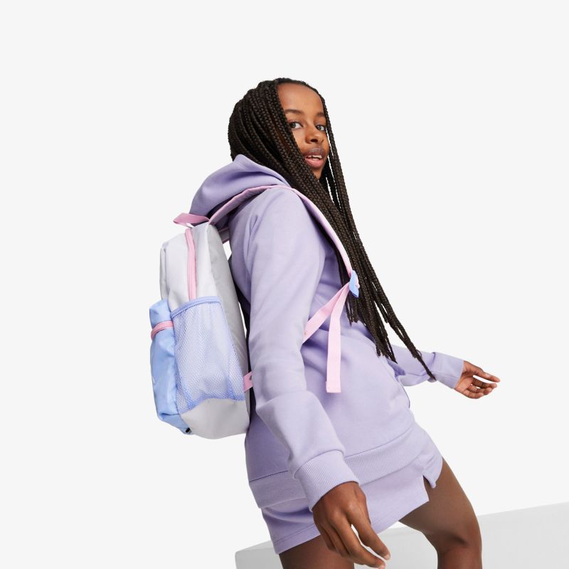 Modisches lila Hoodie-Outfit mit farblich passendem Rucksack, ideal für trendbewusste Looks.