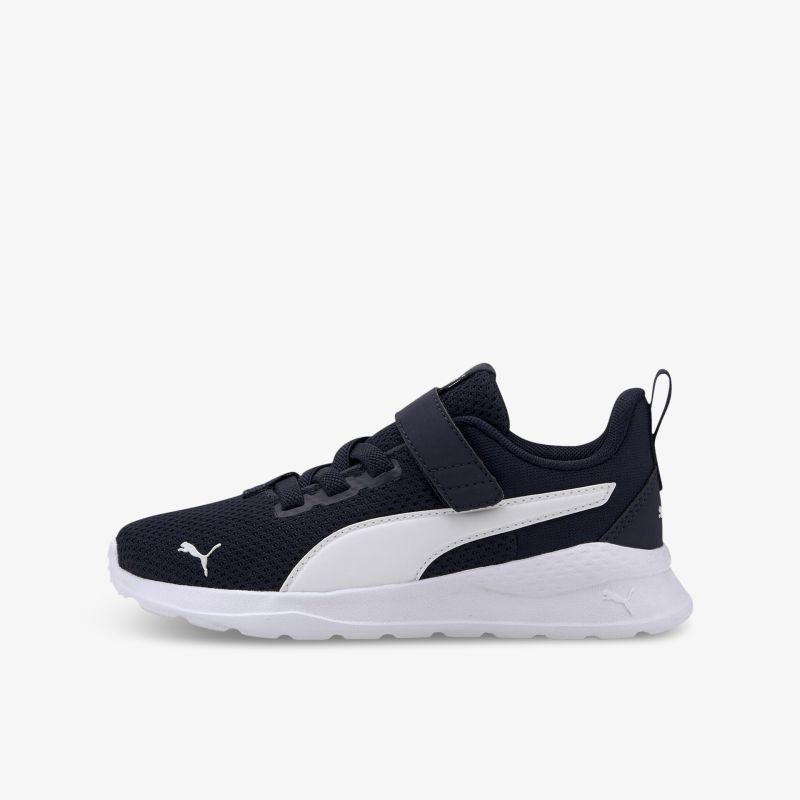 Moderner und bequemer Sportschuh in Blau mit weißem Streifen, ideal für Freizeit und Training.
