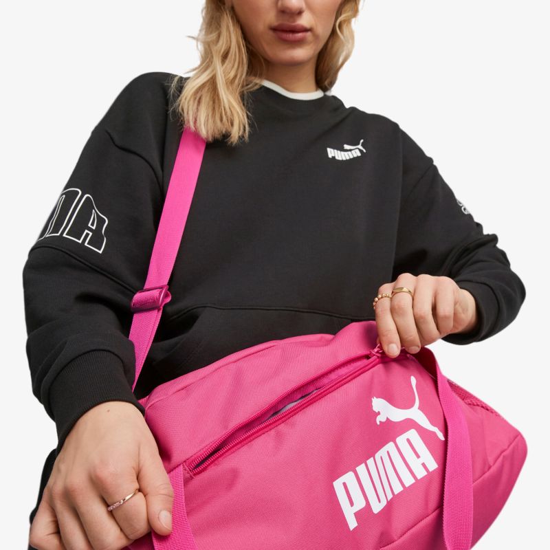 Stylische pinke Puma Sporttasche mit prominentem Logo, ideal für sportliche Aktivitäten und Freizeit.