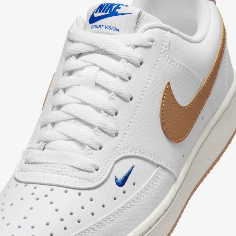 Weißer Sneaker mit braunem Nike Logo, perforiertem Obermaterial und gepolsterter Zunge für Komfort