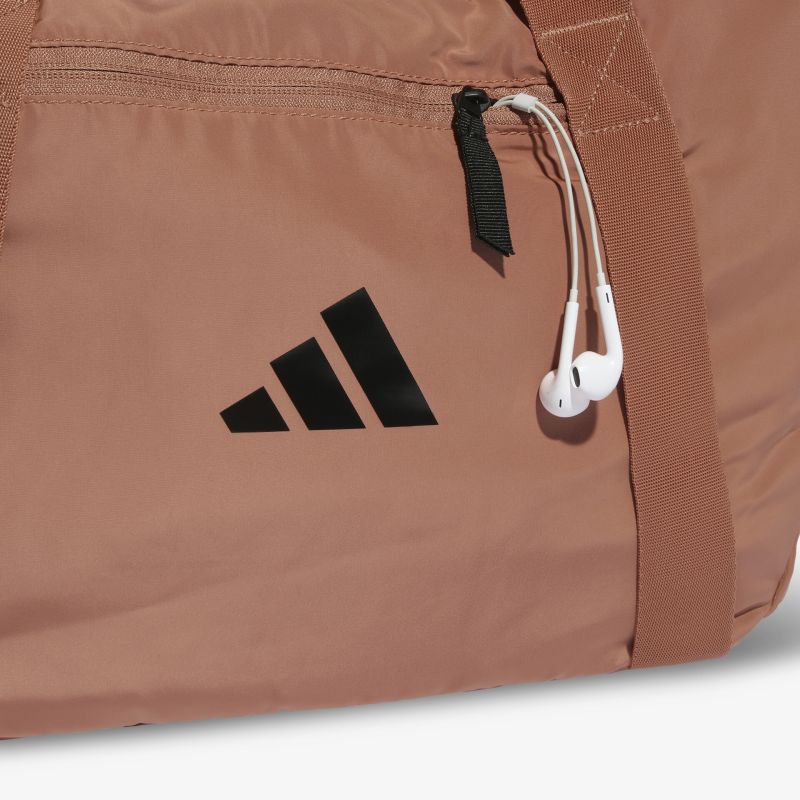 Hochwertige Sporttasche mit markantem Logo und praktischem Reißverschluss, ideal für sportliche Aktivitäten.