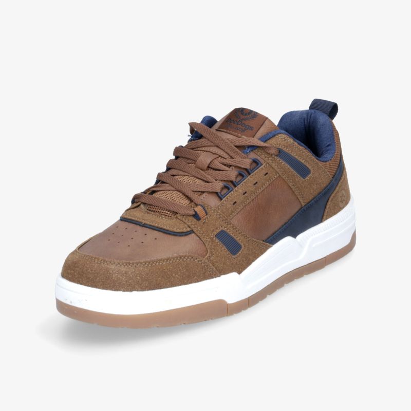 Sportlicher brauner Schuh mit weißer Sohle, bequeme Passform und robustem Material für den täglichen Gebrauch