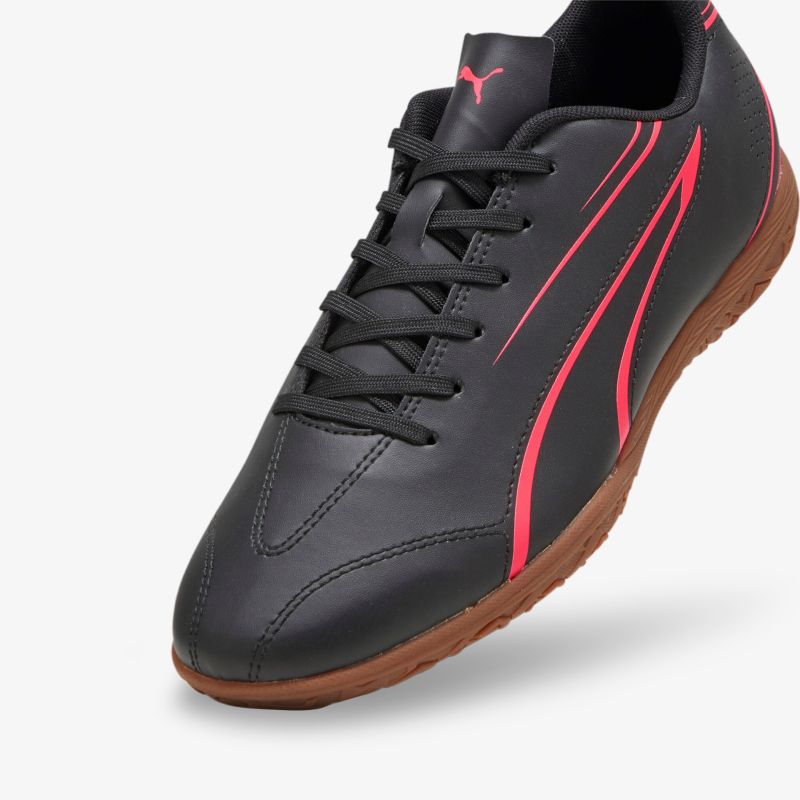 Eleganter schwarzer Schuh mit roten Akzenten und rutschfester Sohle für sportliche Aktivitäten.