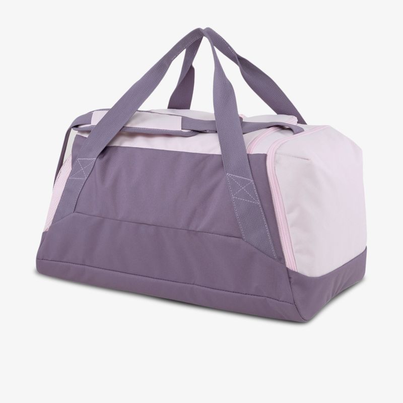 Geräumige Sporttasche in stilvollem Design mit robusten Trageriemen für vielseitigen Einsatz.