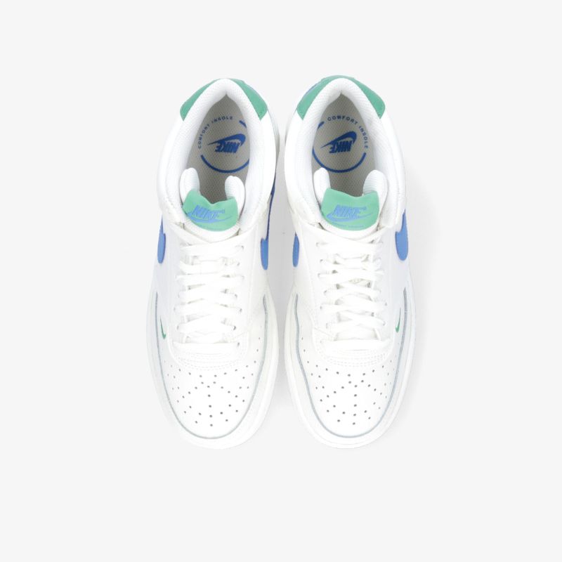 Moderne weiße Sneaker mit perforiertem Obermaterial und grünen sowie blauen Akzenten, ideale Kombination aus Stil und Komfort.