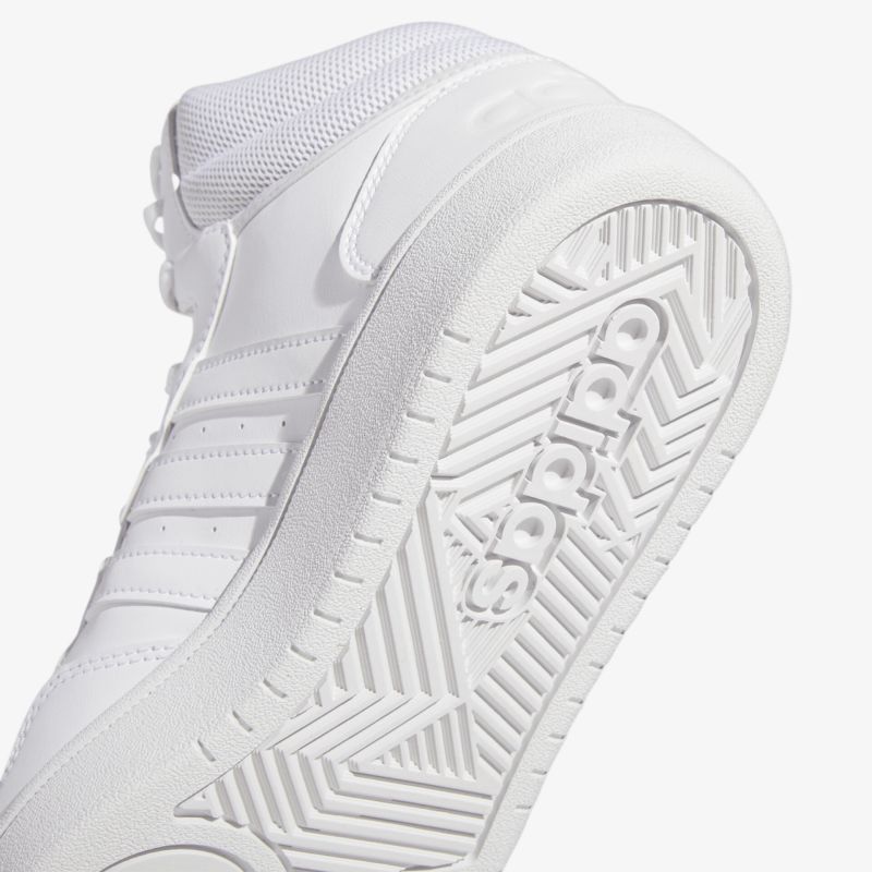 Detailansicht einer rutschfesten, stilvollen Sneaker-Sohle mit sportlichem Design für maximalen Komfort.