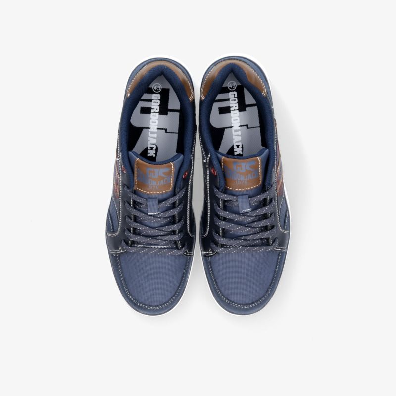 Stilvolle und bequeme navy Sneaker aus hochwertigem Material mit robustem Design von oben betrachtet.