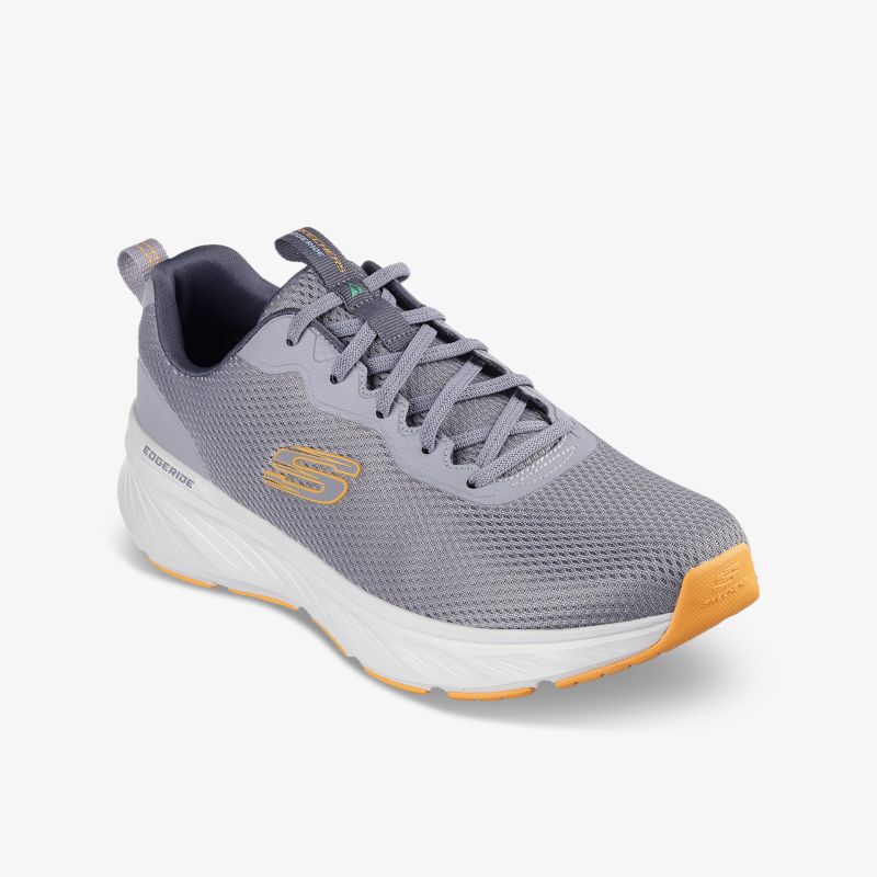Leichter grauer Sportschuh mit atmungsaktivem Material und flexibler, stoßdämpfender Sohle in schräger Frontansicht