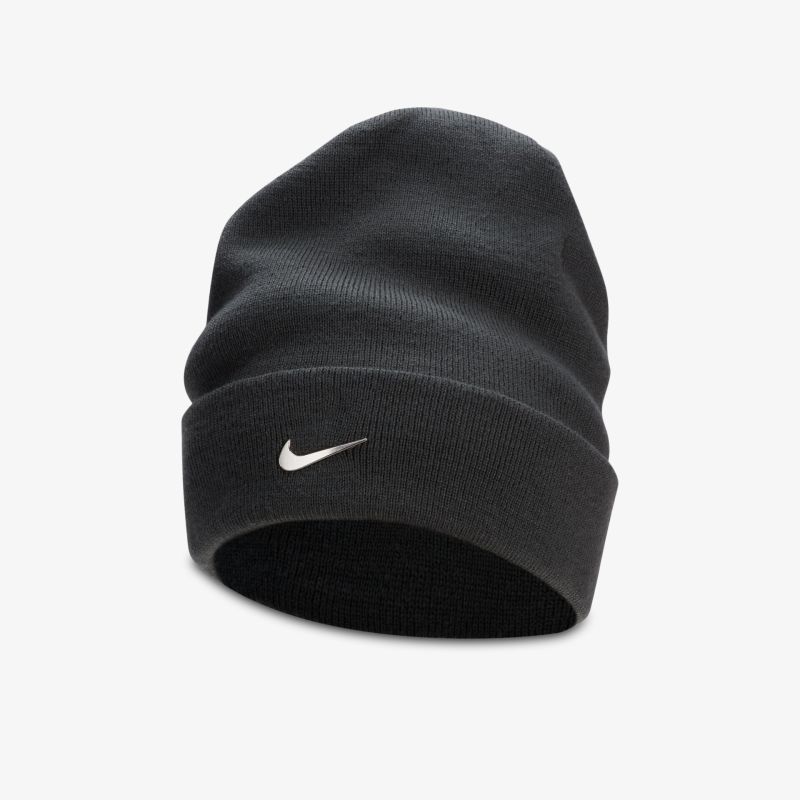 Schwarze Nike Mütze mit ikonischem Logo. Bequem und stylisch für kalte Tage geeignet.