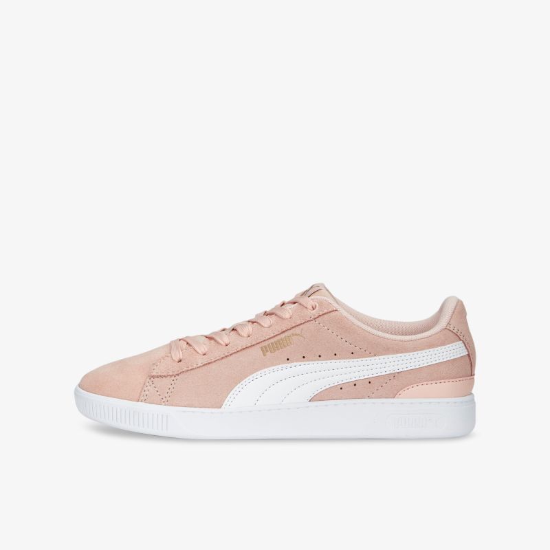 Eleganter Sneaker in zartem Rosa mit weißem Akzent, ideal für Freizeit und urbanen Stil.