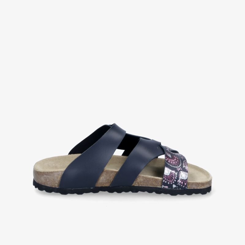 Seitliche Ansicht einer bequemen Sandale mit verstellbaren Riemen und gepolsterter Innensohle in navy