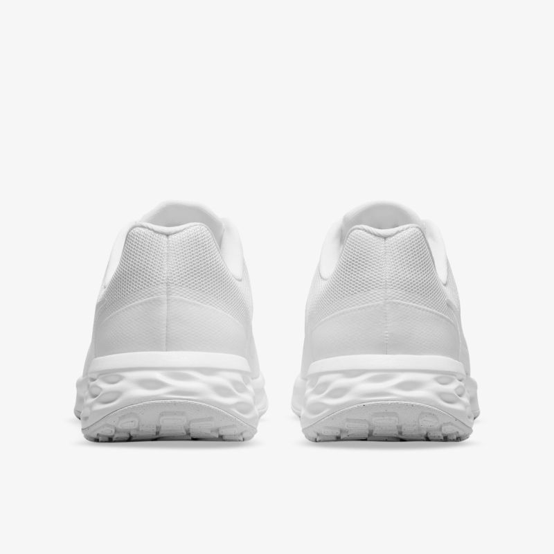 Klassische weiße Sportschuhe mit komfortabler Laufsohle, ideal für vielseitige sportliche Aktivitäten.