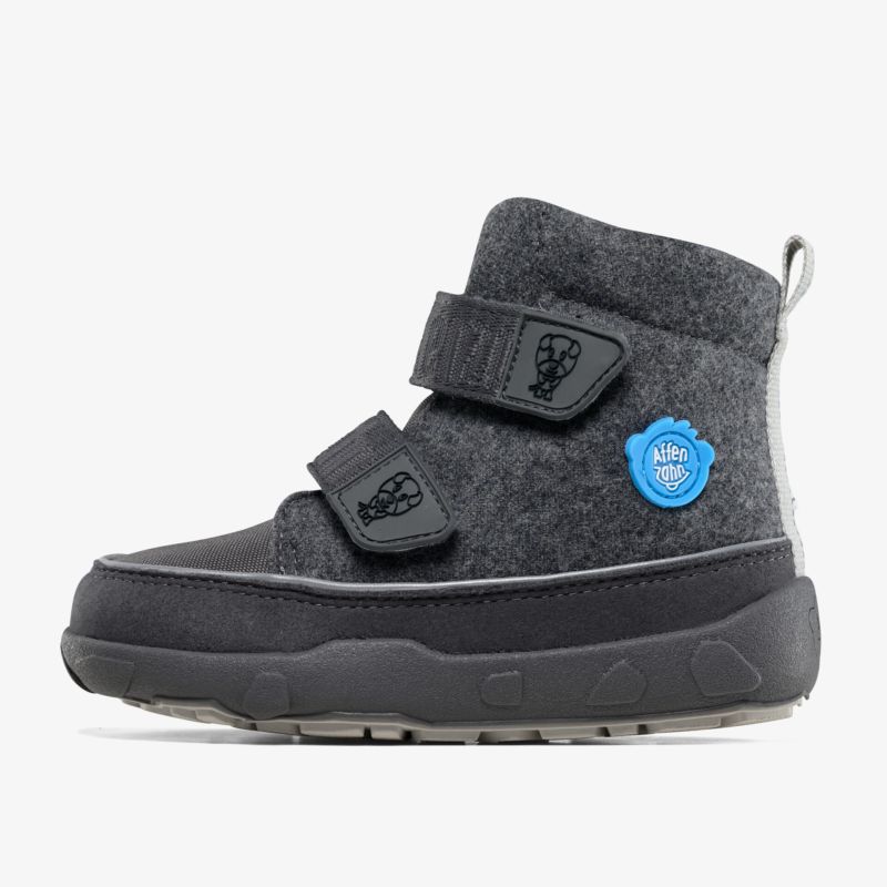 Komfortabler und robuster Schuh mit Klettverschlüssen, ideal für kaltes Wetter und rutschige Flächen.