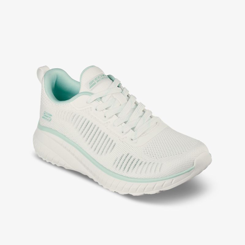 Moderner weißer Sneaker mit atmungsaktivem Mesh-Obermaterial und rutschfester Sohle für vielseitige Aktivitäten.