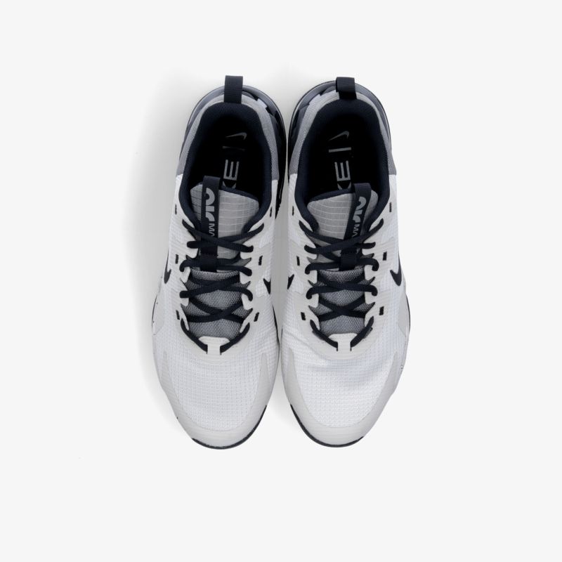 Sportliche weiße Sneaker mit schwarzer Schnürung, leicht und bequem für den täglichen Gebrauch