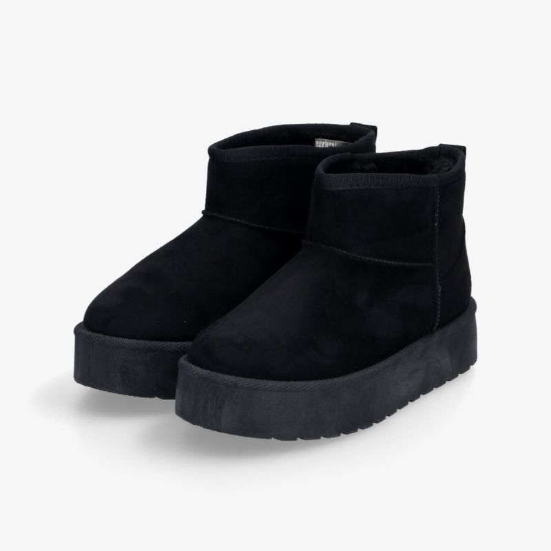 Schwarze Winterstiefel mit warmem Innenfutter und rutschfester Sohle im Paar auf weißem Hintergrund