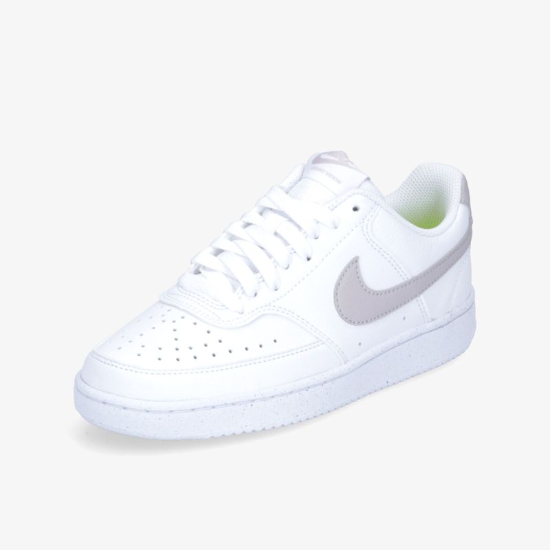 Moderner weißer Sneaker mit stilvollem Design und perforierten Akzenten.