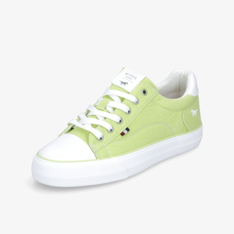 Leichter grüner Sneaker mit weißer Sohle und Schnürsenkeln, bequem und modern für Alltag und Freizeit