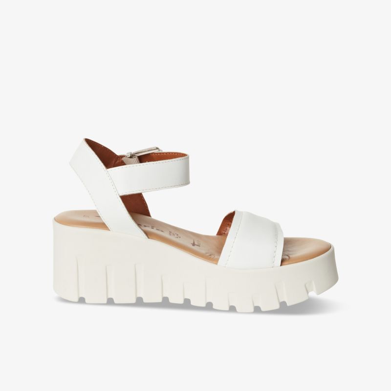 Weißer Plateau-Sandalenschuh mit verstellbarem Riemchen und bequemer, flexibler Sohle seitlich sichtbar
