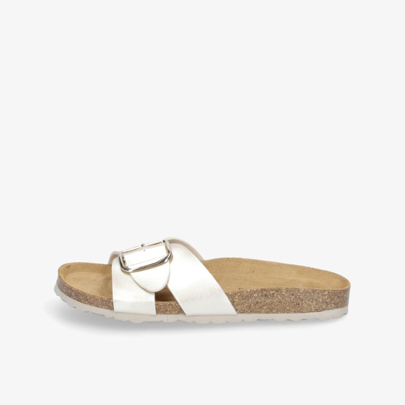 Modische weiße Sandale mit Schnalle und bequemer Korksohle, ideal für leichte Sommertage.