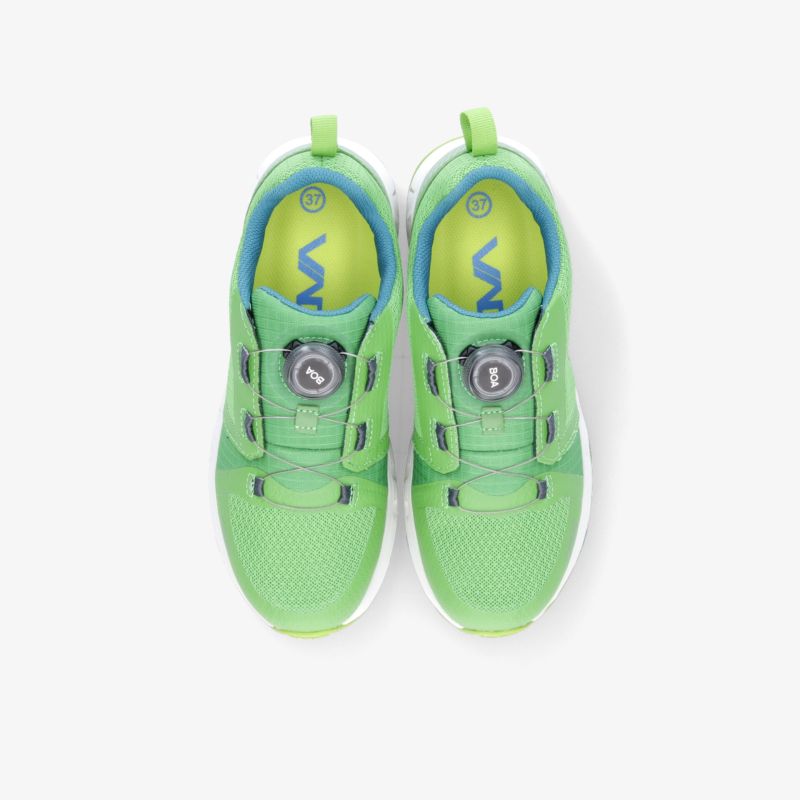 Stilvoller grüner Sneaker mit modernem Design und bequemer Passform aus der Vogelperspektive.