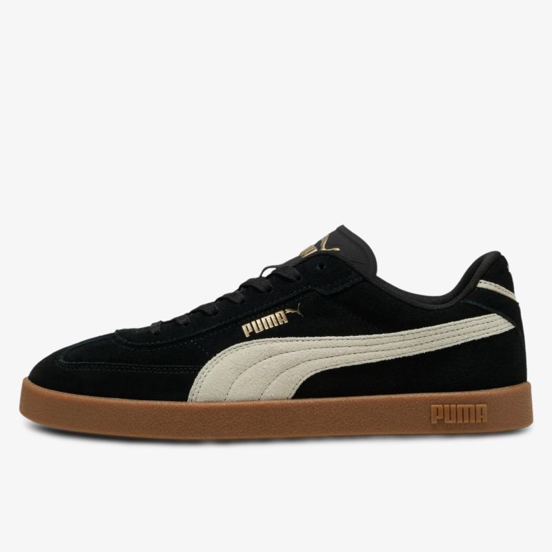 Schwarzer Sneaker mit weißem Logo und brauner Sohle in klarer seitlicher Ansicht